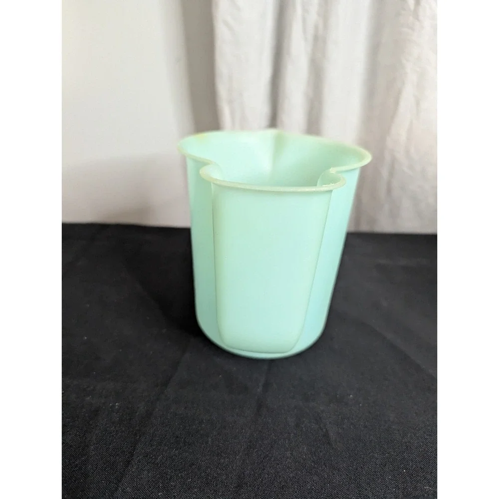 vintage Tupperware 40oz millionaire lime milk pitcher creamer 131-2 USA made‎